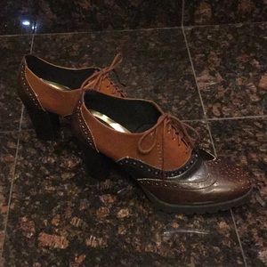 Multi-colored Wingtip Platform